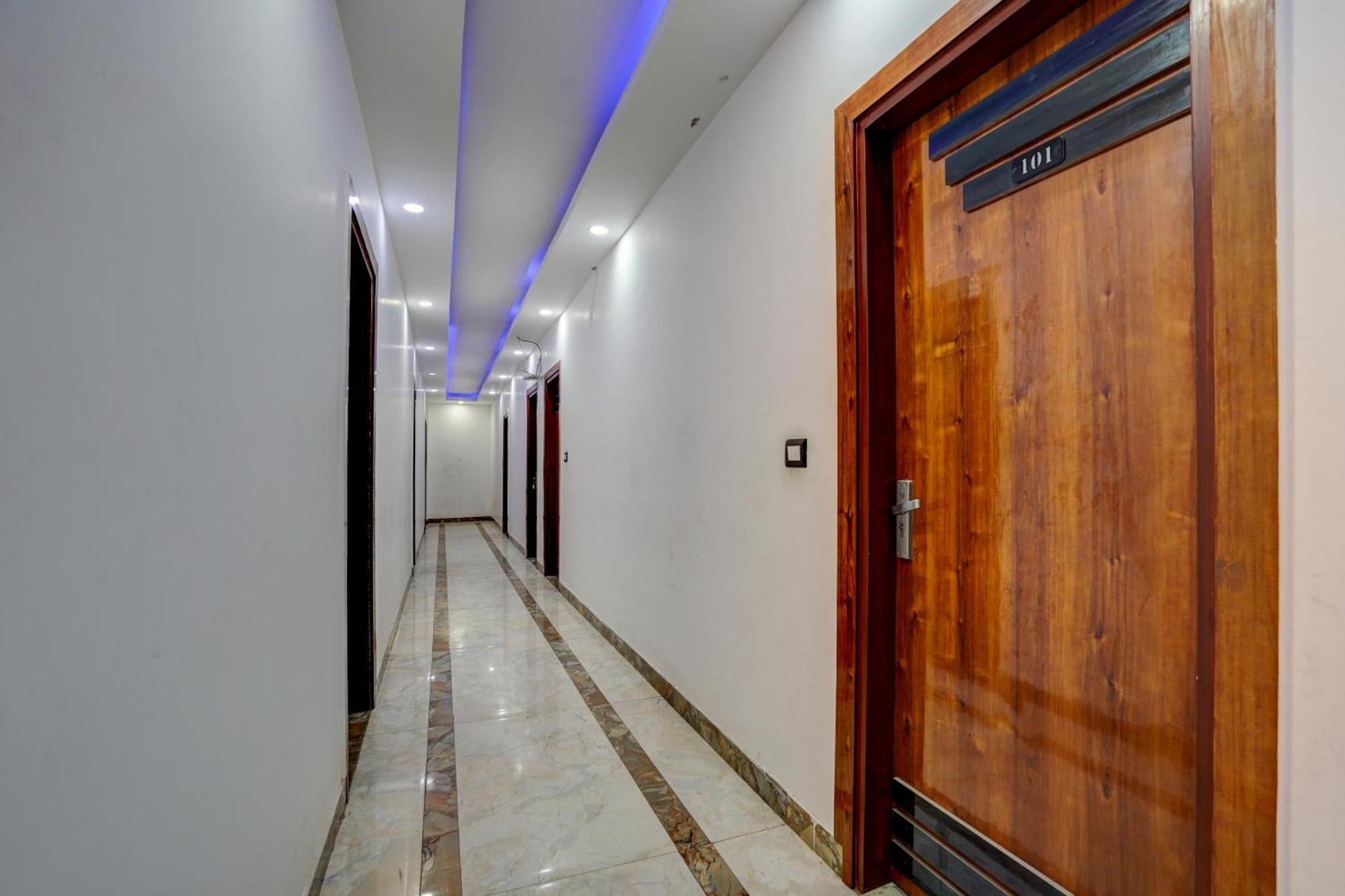 Hight Krone A Family Near Igi Airport Delhi 4*