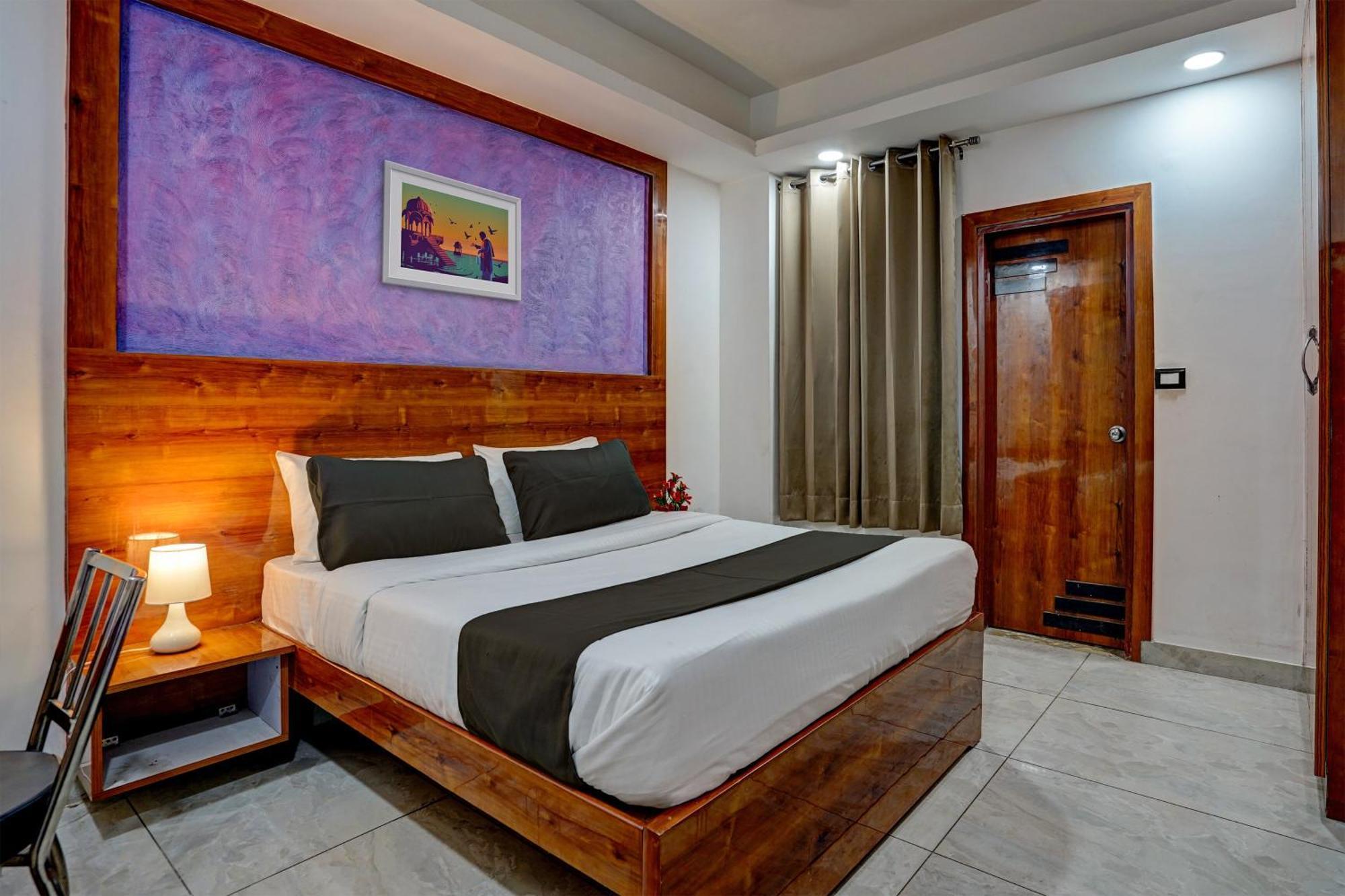 Hight Krone A Family Near Igi Airport Delhi Hotel 4*