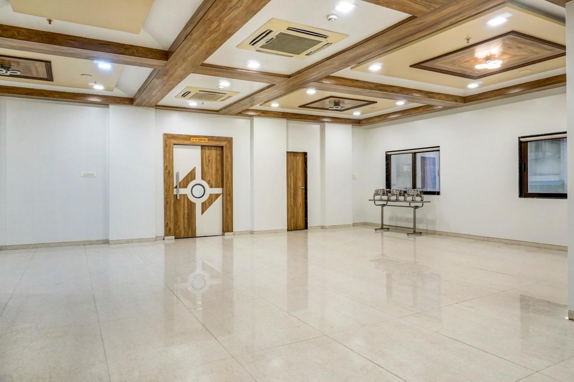 Hight Krone A Family Near Igi Airport Delhi 4*